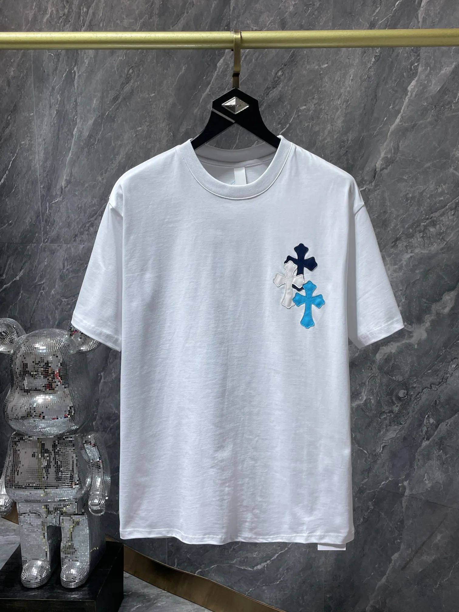 P164 New Chrome Hearts 25ss for summer. High gram weight, environmentally friendly and high-quality top-grade fabric. 260g~270g Chrome Hearts Heavy Industry color leather cross contrasting short sleeves. Counter synchronization. 1:1 replica version. Recommended color: white black. Size: S, M, L, XL.